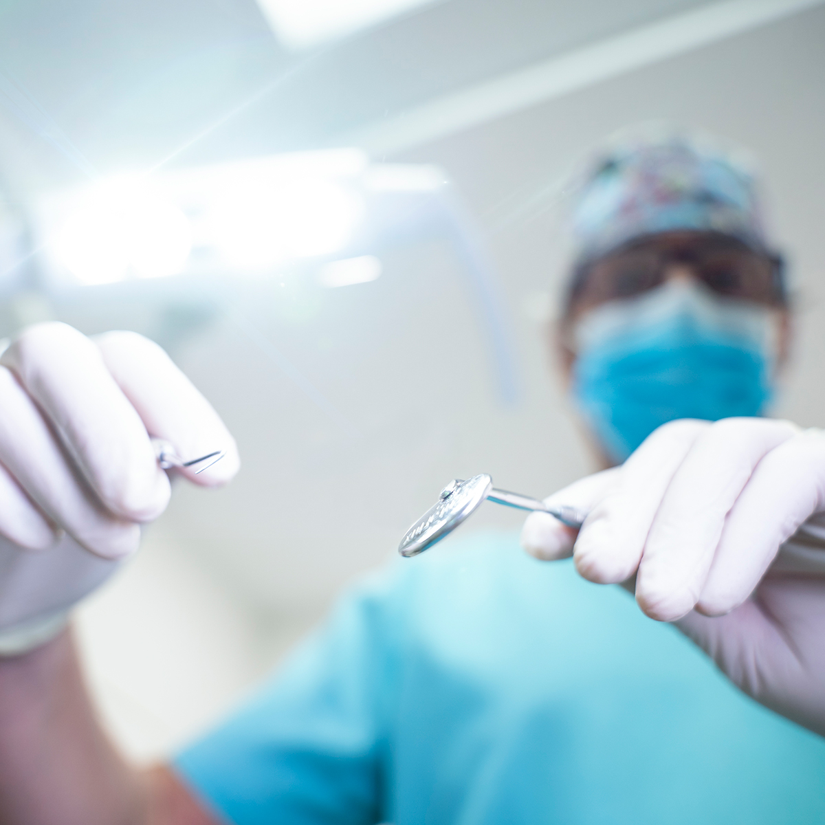 Dentista preparado para una cirugía biológica