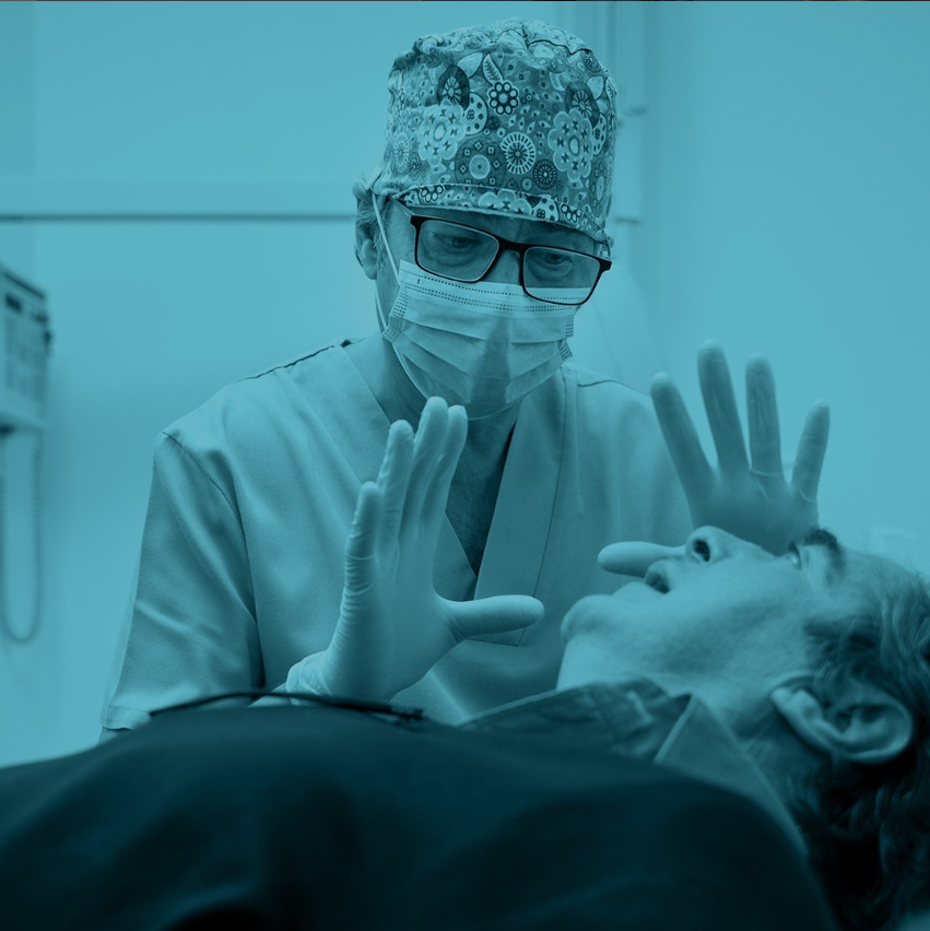 Dr. Alejandro Castillo realizando cirugía dental en Bio Salud Dental Madrid